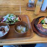 九重珈琲 - 振りかけとドレッシングを使ってるとステーキの出来上がり、レモンステーキセット１５７３円の出来あがりです。
 