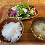 Kokonoekohi - 先ず最初にセットのサラダとご飯とお味噌汁が運ばれて来ました。
                       
                      お味噌汁は大根のお味噌汁でしたよ。
                       