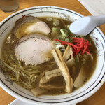 Chuuka Soba Fukuichiriki - ラーメン、デフォ！茶系の全体像に映える、ネギと紅生姜のカラーアクセントが、食欲をそそる。ちなみにこちらのチャーシュー大好き。赤身中心なのにしっとりした食感は絶品！！