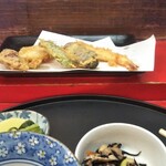 天ぷら　若杉 - 天ぷら達、海老１本食べた後。