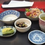 天ぷら　若杉 - サラダ、小鉢、漬物、お茶。