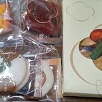 麻布野菜菓子 - （写真左上）野菜のフィナンシェ：かぼちゃ・ごぼう
            （左下）野菜最中：薩摩芋・黒胡麻と木の芽・蓮根
            （右）野菜チップス（塩味）
            
