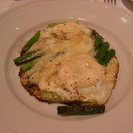 Osteria Giulia - アスパラガスとソテー　ビスマルク風　半熟卵とパルメザンチーズ