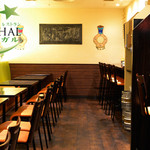 大阪ハラルムガル - 店内にはパキスタンの絵画・雑貨なども展示