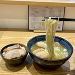 らーめん 天葵 - 白味を帯びた細麺