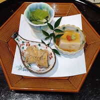 味処えんどう - 前菜
                      くるみ豆腐、青梗菜と白舞茸の煮浸し、鰹の炙り寿司