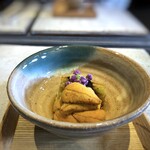 日本料理 TOBIUME - ◆始まり　”嫁に喰わすな”・・赤雲丹（藍島）、焼き茄子（若松）、海苔醤油で