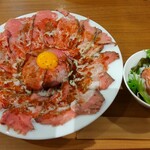 洋食バル 函館五島軒 - ローストビーフ丼　ランチセットで1320円