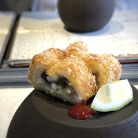 日本料理 TOBIUME - ＊鱧は肉厚で美味しい。揚げることで甘みが増し、レモンや梅ソースとともに頂くとまた別の味わいに。