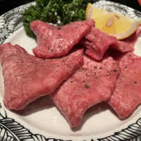 焼肉一頭両騨 町田本店 - 生タン塩