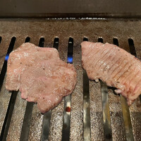 焼肉一頭両騨 町田本店 - 生タン塩　焼いている途中