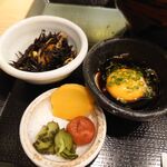 Shokudou Takahiro - 定食の小鉢、漬物、玉子入りタレ