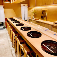 日本料理 研野 - ◎店内は木目調な落ちついた雰囲気。予約至難のカウンター席は８席。