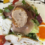 Bisutoro Resukarie - ランチの前菜　大山鶏胸肉のスモーク、生ハム、半熟卵の野菜サラダ