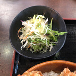 Chuugoku Kateiryouri Koufukuen - サラダ。ドレッシングかかってます。