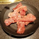 闇市 - 580円なのですが、黒毛牛なので脂の刺し具合が絶妙にGOOD！！！