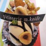 エムコイデ - ジャンドゥーヤは、ナッツ、甘くない生クリーム、チョコレートケーキにチョコムース、という感じです。フォンダンショコラの上に生クリーム＆ナッツという感じかなあ