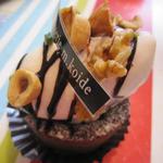 エムコイデ - ジャンドゥーヤは、ナッツ、甘くない生クリーム、チョコレートケーキにチョコムース、という感じです。フォンダンショコラの上に生クリーム＆ナッツという感じかなあ