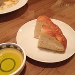 フォカッチャとオリーブオイル