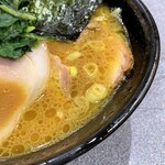 家系総本山 ラーメン 吉村家 - 醤油のキレを感じるスープ。