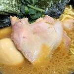 家系総本山 ラーメン 吉村家 - チャーシューはモモのスモーク。