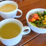 Hambagu Resutoran Mito Doragon - 先に提供されるセットのサラダとスープ。