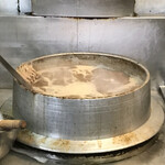 がむしゃら - グツグツ沸き立つこってりとんこつスープ羽釜