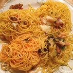 タパス＆タパス - 皿に取り分けて盛り付けた4種のパスタ 左上から時計回りにカプリ風、ピリ辛カルボナーラ、きのことベーコンの和風、博多明太子とじゃこのバタークリーム