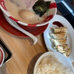 熟成とんこつラーメン専門 一番軒 - 白豚骨ラーメン、焼餃子セット