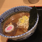 松戸富田麺業 - 魚粉が効いたつけ汁