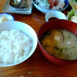 野島食堂 - 魚のアラたっぷりの味噌汁