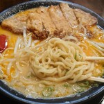 Menya Urutora - 麺は太麺。スープはクリーミィ。白ごま坦々麺はうまい！