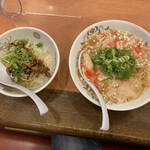 Gyouza No Oushou - 海老ワンタン麺セット左は牛焼肉丼です。
