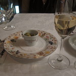 マダム・トキ - アミーズは、オリーブです、乾杯の泡にて　これから始まるコースへの期待が高まります