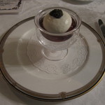 マダム・トキ - 「ブルターニュ産オマールエビとウニをコンソメクリュスタッセで包み、キャビアオシュトラを添えて」