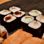 神田志乃多寿司 - 【しのだ・LKBプラス@税込1,070円】[左奥から]梅しそ│かんぴょう│かっぱ│お新香