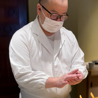 冨所 - 握る店主