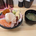 小樽 市場食堂 - かなり具だくさん