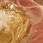 ラーメン大戦争 尼崎店 - 麺はスープと相性の良い、中太でナイス！！！