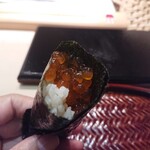 すし 良月 - イクラの手巻き