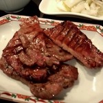 味太助 - 牛タンのアップ