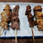 Yakitori Hoppiminami - 串（左から皮、タン、カシラ、室蘭焼き鳥）