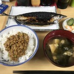 いしはら食堂 - さんまの開き、納豆かけごはん、味噌汁、漬物