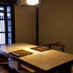 Mitsu Yasu - 玄関横に小さなお座敷、建物中央にある開放的な厨房、その奥にある大きめのお座敷があります