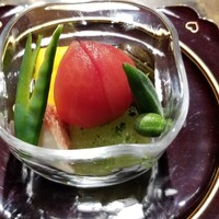 御料理 光安 - ③野菜八寸(インカの目覚め、ミニ賀茂茄子、冬瓜、メロン胡瓜、おくら、鞘豌豆、フルーツトマト、無花果)
                    野菜のマエストロ、石割さんの京野菜を使ったピアニッシモな野菜八寸、素晴らしい！