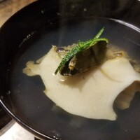 御料理 光安 - ④煮黒鮑(京都府丹後産)の利尻昆布の出汁のお椀
                    利尻昆布の出汁は透明感がありながらも輪郭がはっきりしたキレのある味わいなのですが、少し弱めな味付けなのか輪郭が朧気に感じます