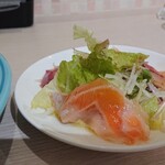 洋食屋ターレ - 自家製スモークサーモンとカンパチのカルパッチョサラダ