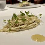 ラチュレ - 根セロリのレムナード 島根産ヒラマサ
      根セロリがシャキッとしてとても爽やかに香り、レムナードの油脂とマリネしたヒラマサの酸味が見事なハーモニー、これも凄く美味しいですね♪