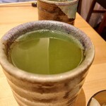 Manten zushi - お茶はまめすぎるほどどんどん注いでくれますが、なみなみ～！