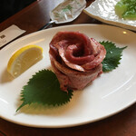 宮本屋 - 松阪牛タン1760円。厚切りなタン元の部位で、なかなかの舌技♡だ。タンは松阪でも塩レモンが定番の味付けのようだ。